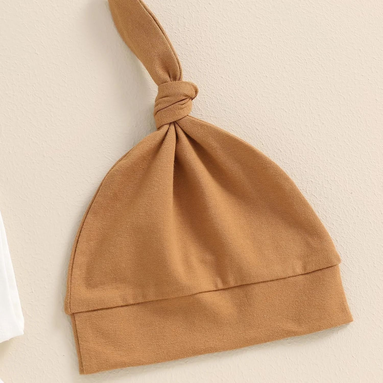 ست لباس نوزادی پسرانه شامل تیشرت، رامپر، شلوار بلند و کلاه مناسب فصل تابستان