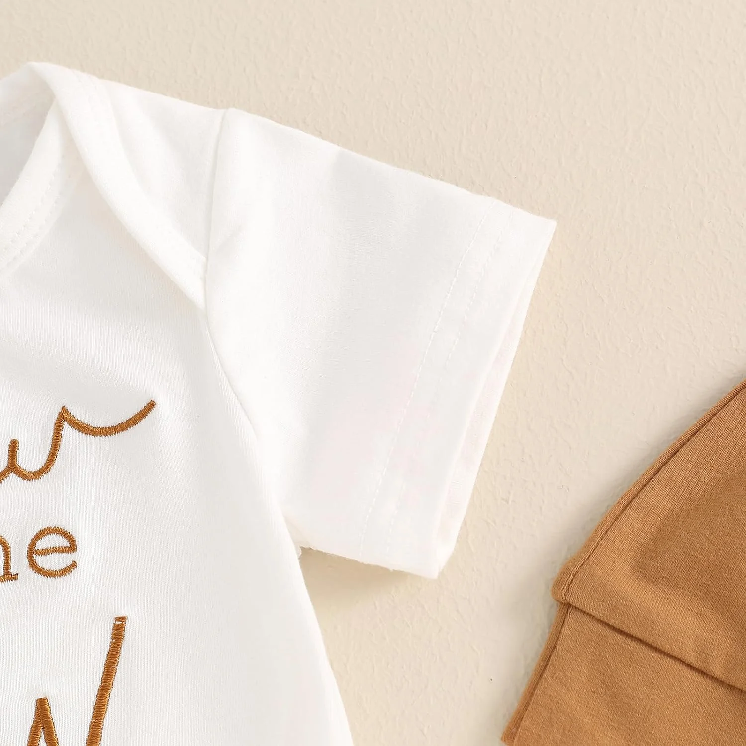 ست لباس نوزادی پسرانه شامل تیشرت، رامپر، شلوار بلند و کلاه مناسب فصل تابستان