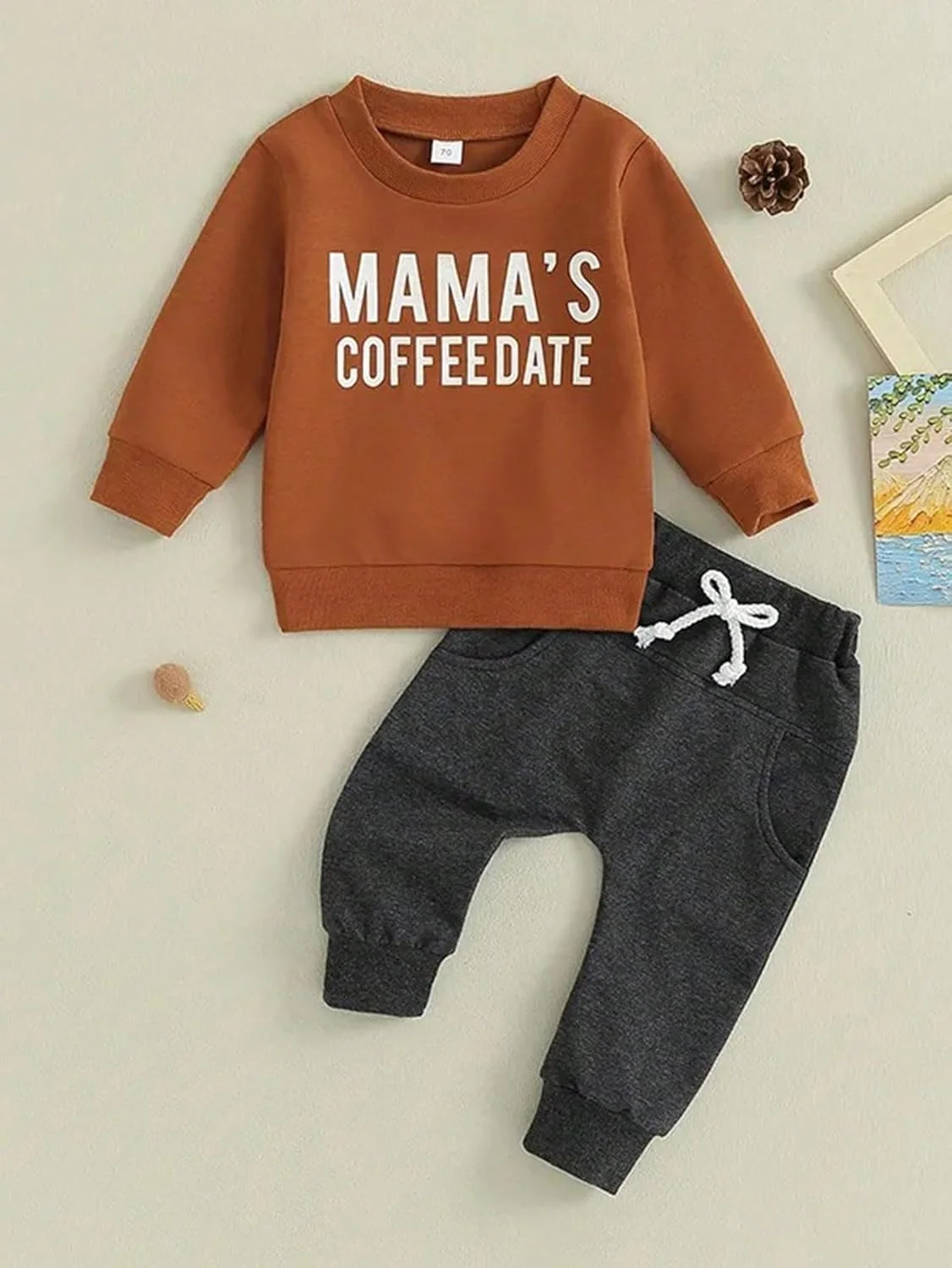 ست بلوز آستین بلند و شلوار نوزادی - بلوز طرح MAMA'S COFFEEDATE و شلوار ساده مناسب گردش