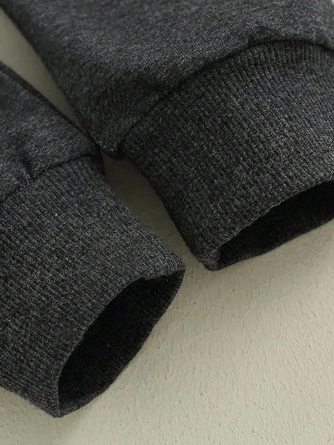 ست بلوز آستین بلند و شلوار نوزادی - بلوز طرح MAMA'S COFFEEDATE و شلوار ساده مناسب گردش