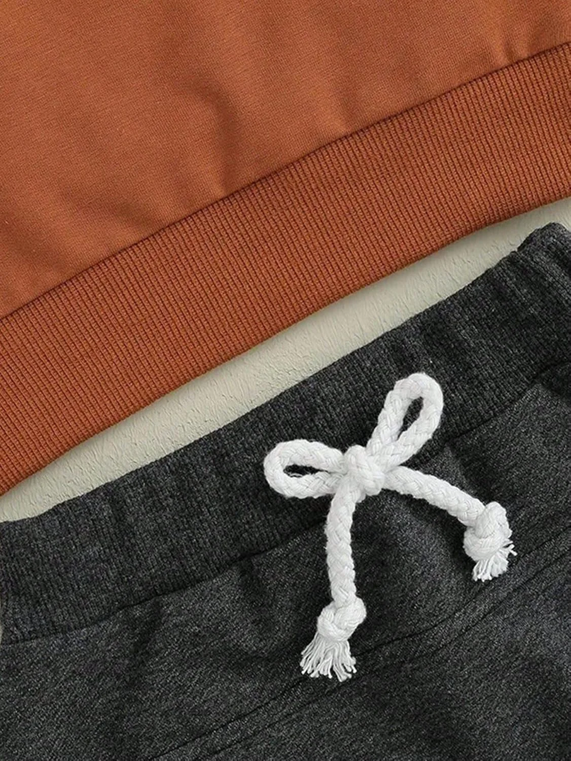 ست بلوز آستین بلند و شلوار نوزادی - بلوز طرح MAMA'S COFFEEDATE و شلوار ساده مناسب گردش