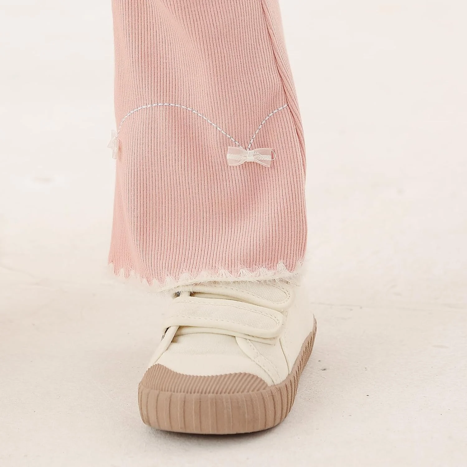 لگینگ دخترانه با پاچه گشاد، شلوار یوگا بچه گانه، لگینگ دمپا گشاد با کمر پهن و گلدوزی پاپیون، بسته 3 عددی