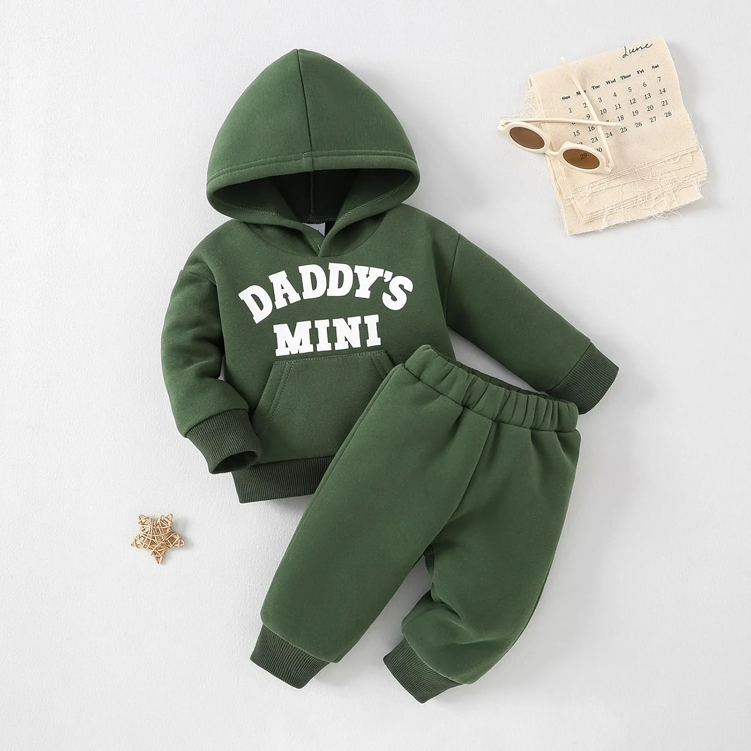 ست لباس پسرانه شامل شلوار و تیشرت، مناسب استفاده روزمره