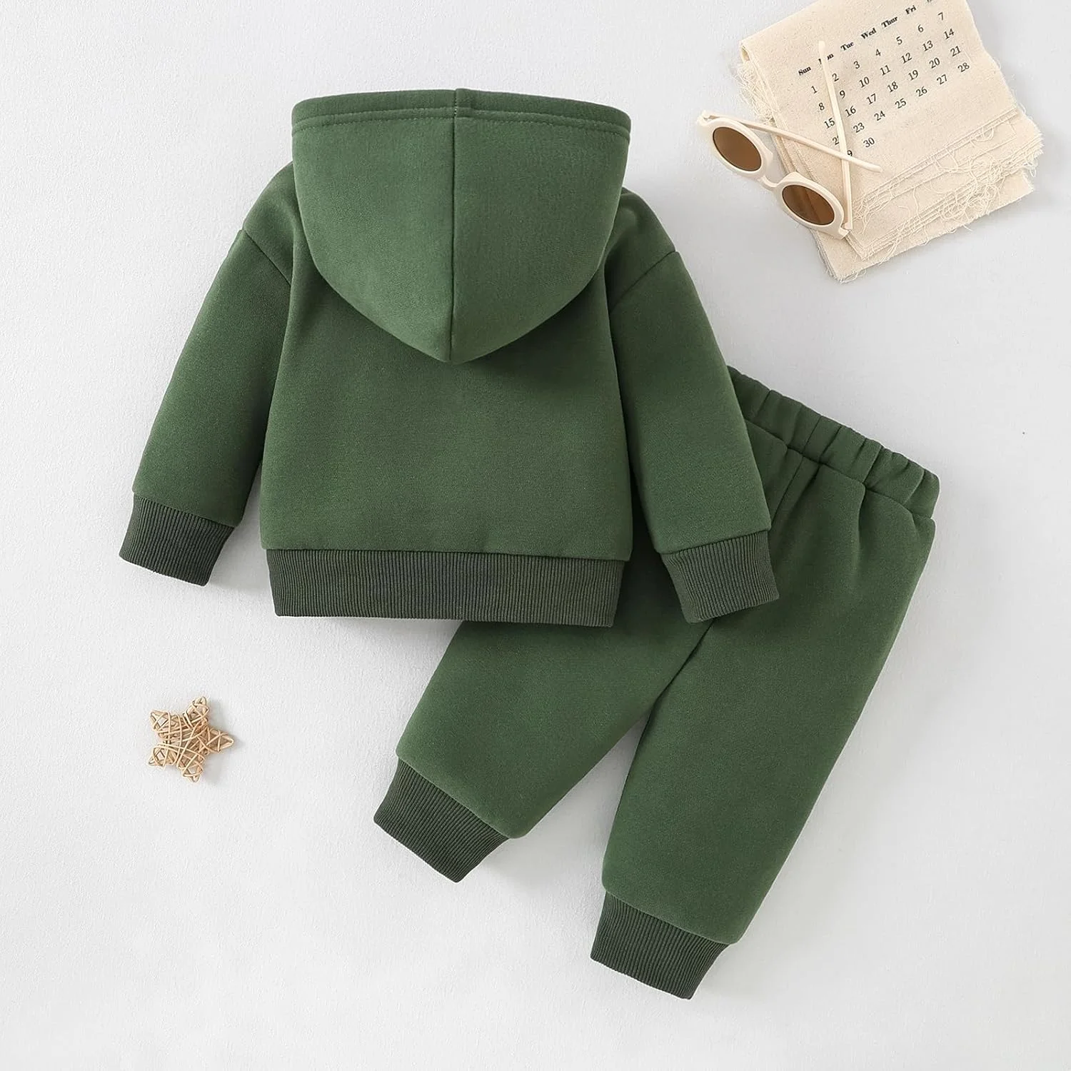 ست لباس پسرانه شامل شلوار و تیشرت، مناسب استفاده روزمره