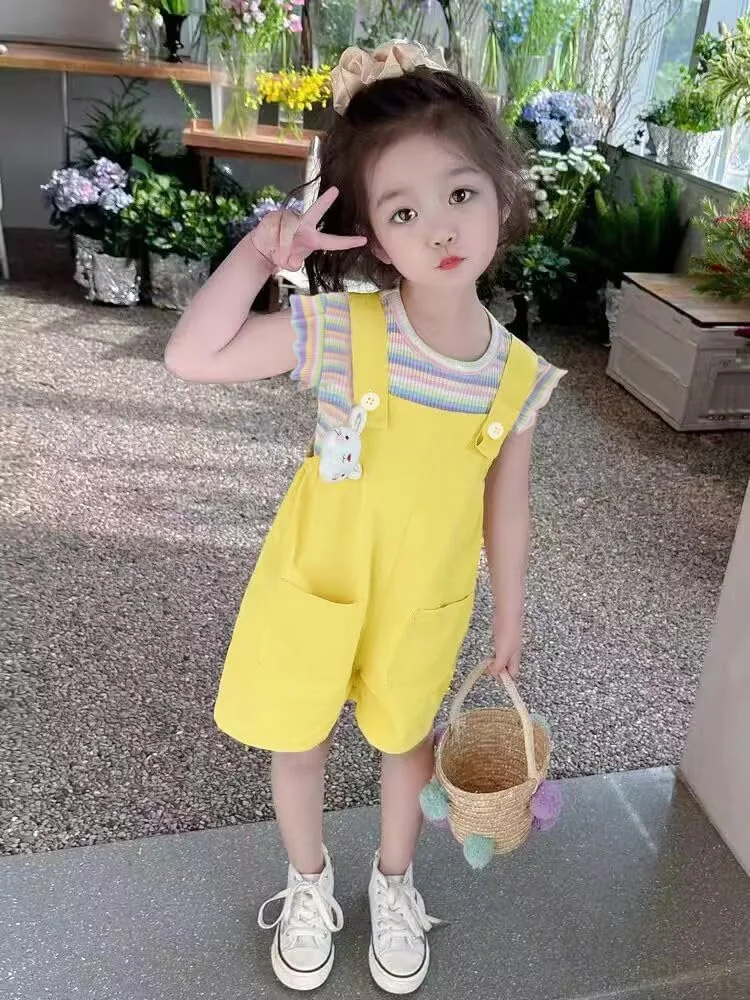 ست لباس تابستانی دخترانه بچه گانه با تیشرت بافتنی راه راه رنگین کمانی و سرهمی شلوارکی