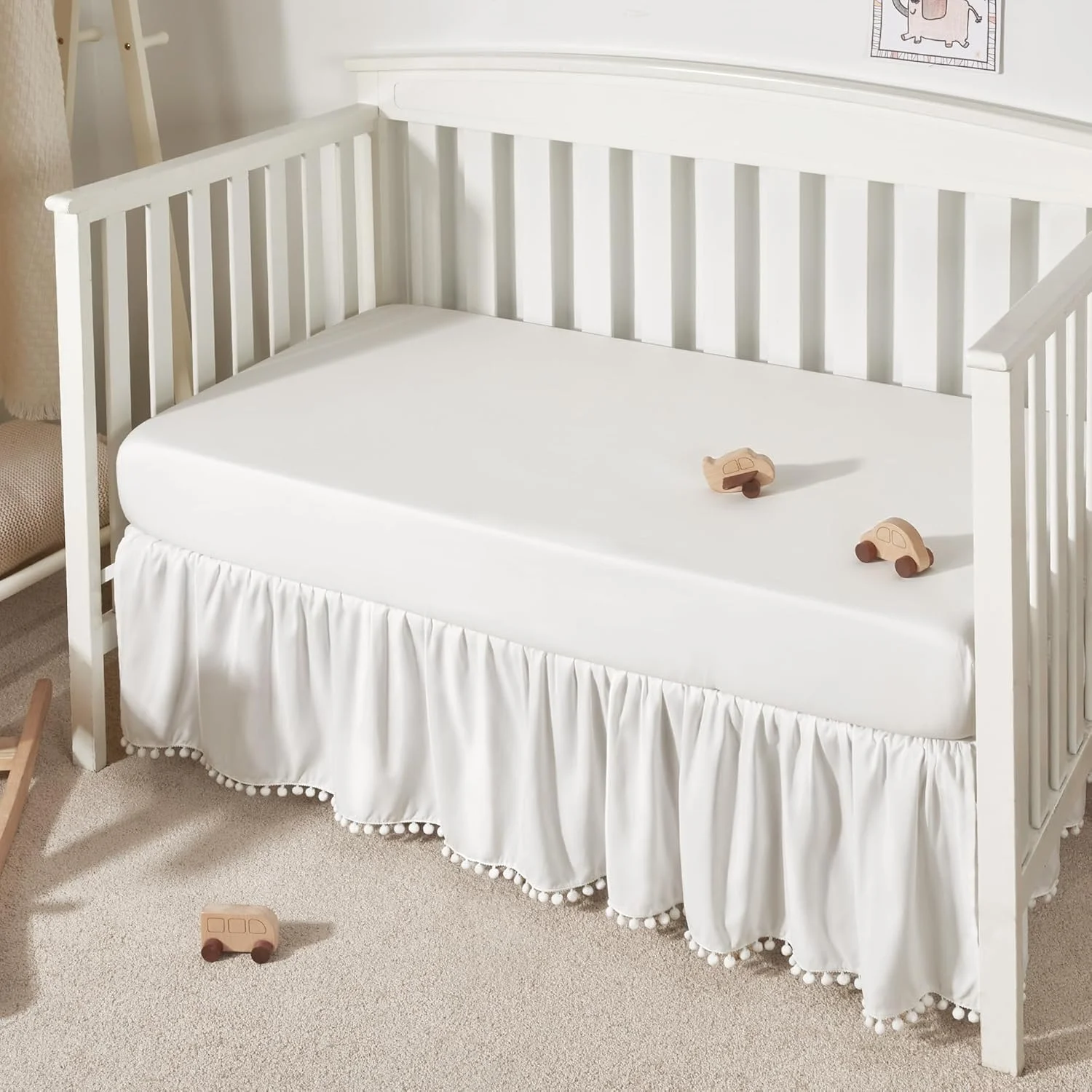 دامن تخت نوزاد تیلیو، چین‌دار و دارای منگوله، دامن ملحفه تخت کودک میکروفیبر برای نوزادان پسر و دختر، ارتفاع ۱۴ اینچ، سفید