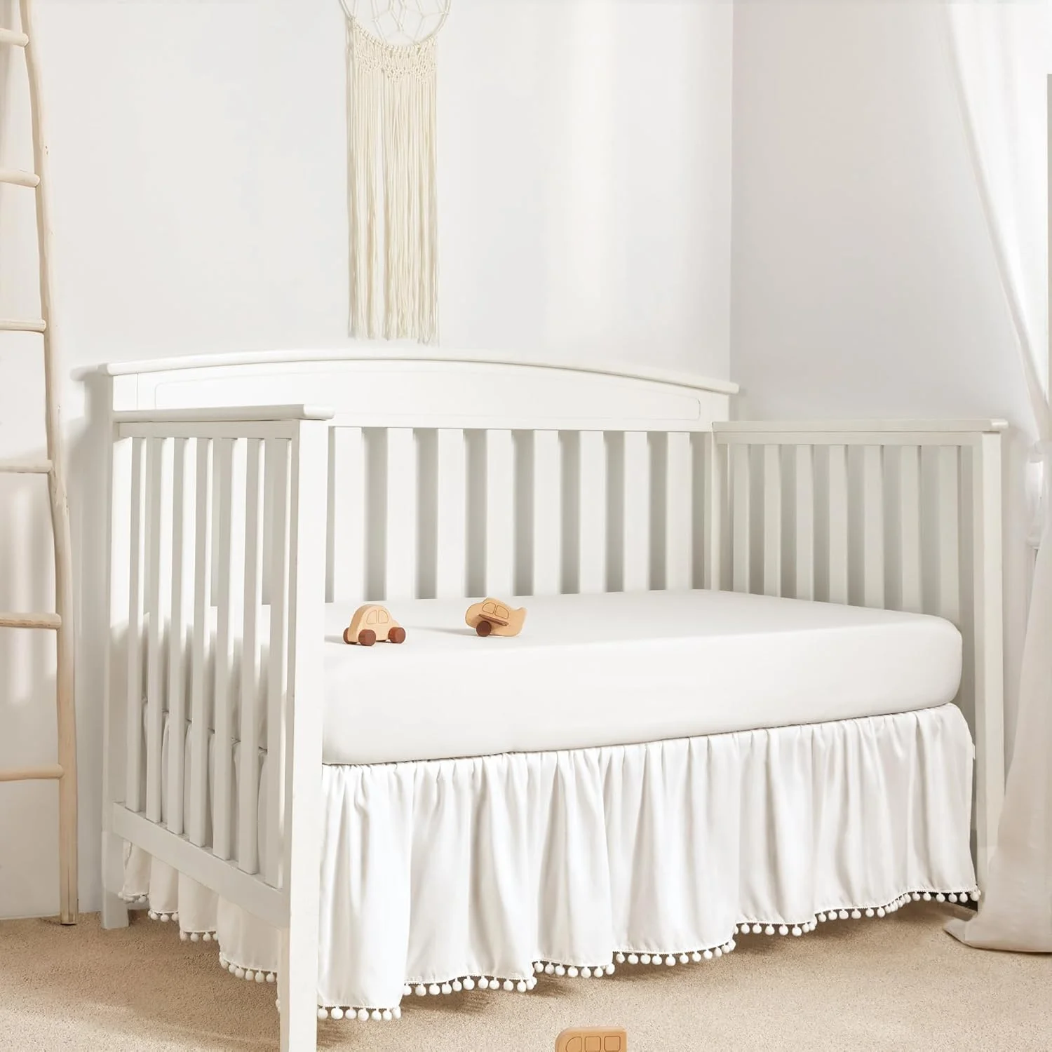 دامن تخت نوزاد تیلیو، چین‌دار و دارای منگوله، دامن ملحفه تخت کودک میکروفیبر برای نوزادان پسر و دختر، ارتفاع ۱۴ اینچ، سفید