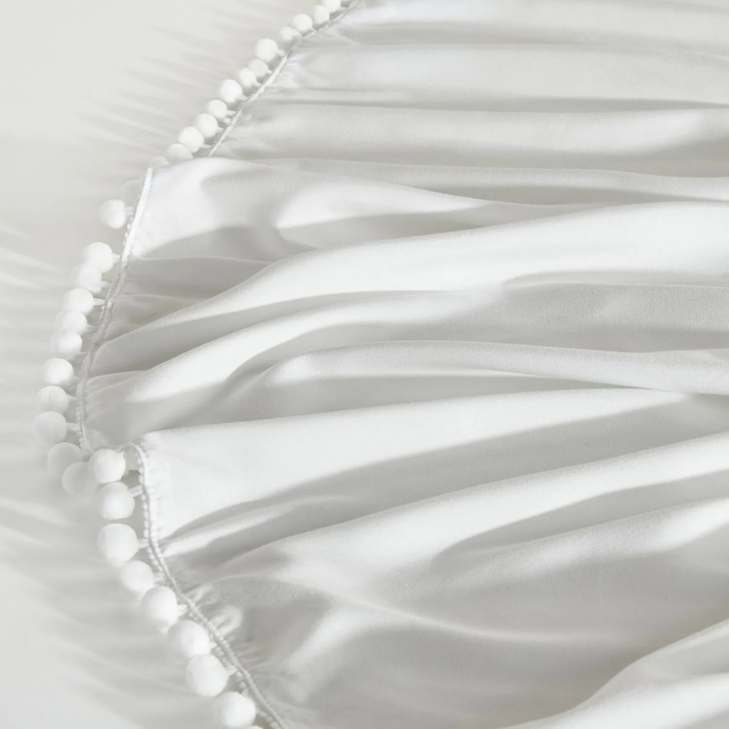 دامن تخت نوزاد تیلیو، چین‌دار و دارای منگوله، دامن ملحفه تخت کودک میکروفیبر برای نوزادان پسر و دختر، ارتفاع ۱۴ اینچ، سفید