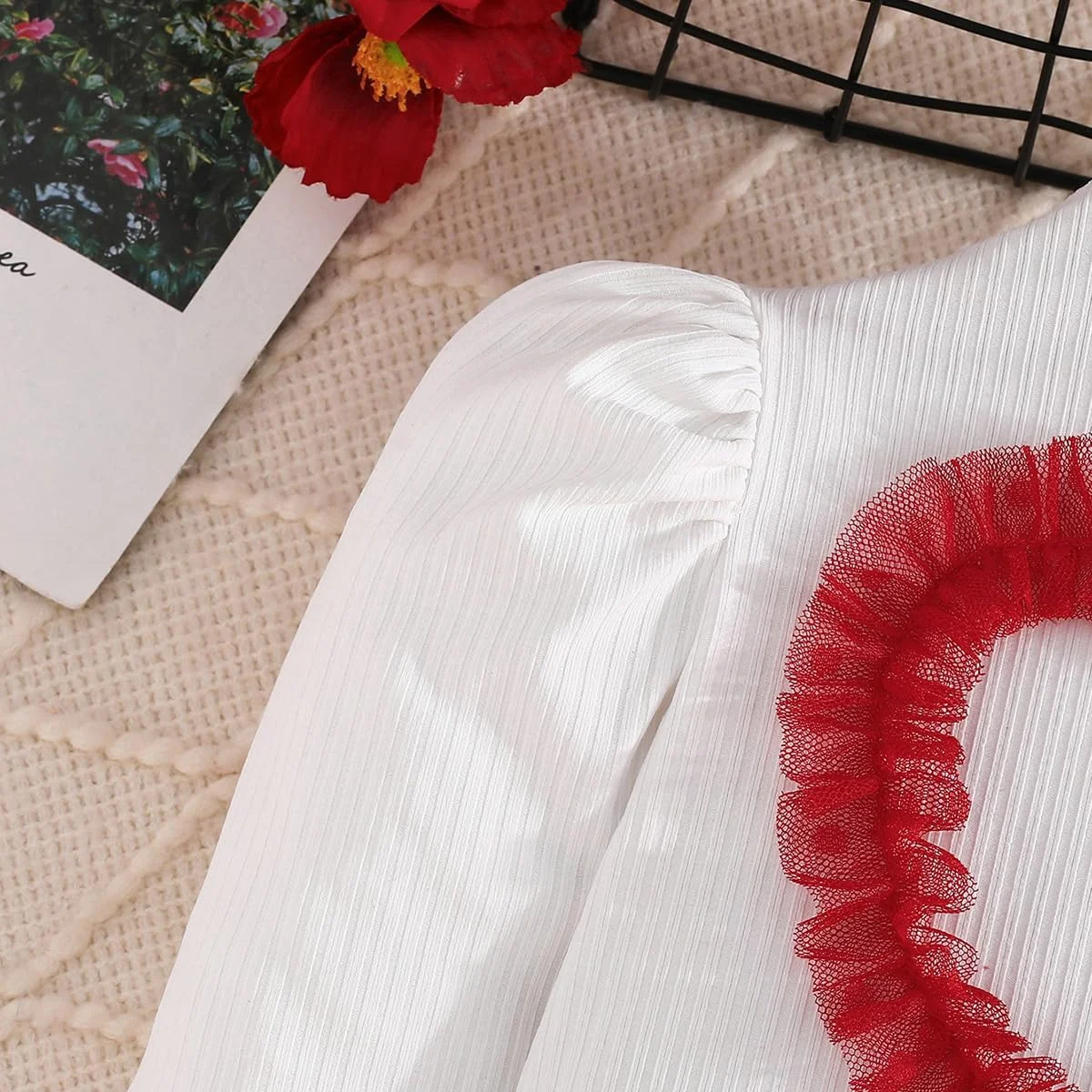 ست لباس دخترانه شامل دامن توری و بلوز آستین بلند طرح قلب مناسب فصل بهار و پاییز