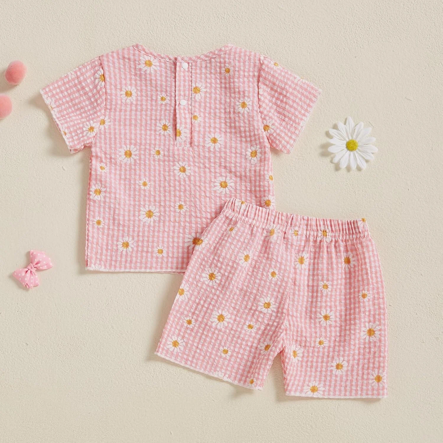 ست لباس تابستانی دخترانه شامل تیشرت آستین کوتاه یقه گرد با طرح گل و شلوارک کمر کشی - دو تکه