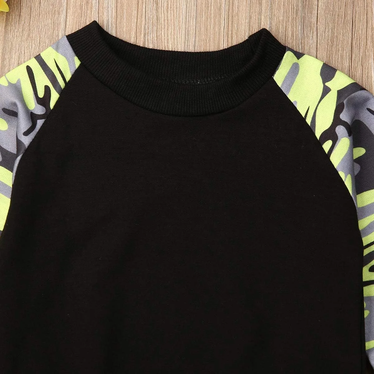 ست لباس پسرانه طرح ارتشی شامل تیشرت آستین بلند، شلوار و کلاه، مناسب فصل پاییز (طرح ارتشی، 12-18 ماه)