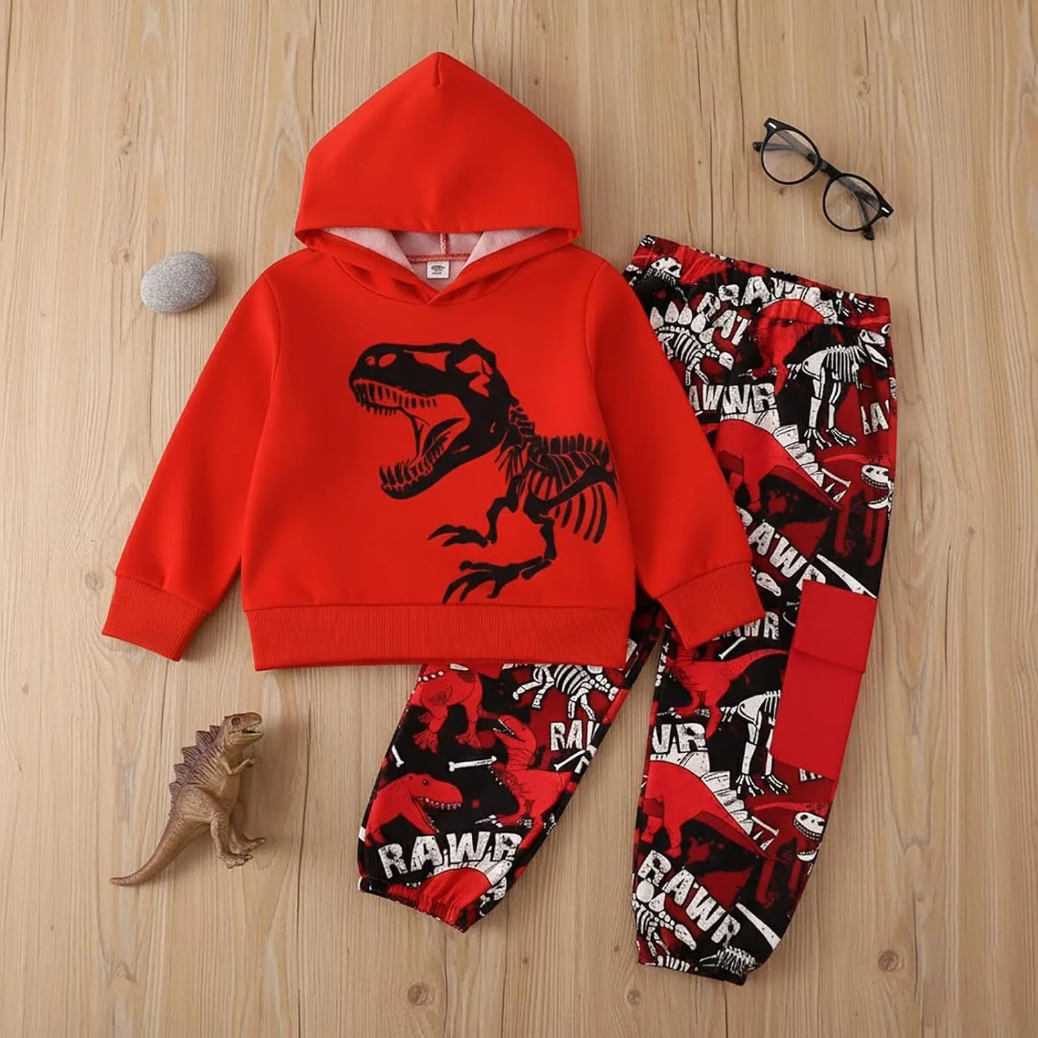 ست دو تکه لباس ورزشی پسرانه شامل هودی و شلوار با طرح دایناسور مناسب پسران 4 تا 8 سال