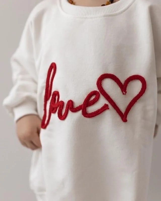 ست لباس پسرانه نوزادی شامل بلوز آستین بلند و شلوار، مناسب فصل پاییز ست لباس پسرانه نوزادی شامل بلوز آستین بلند و شلوار، مناسب فصل پاییز