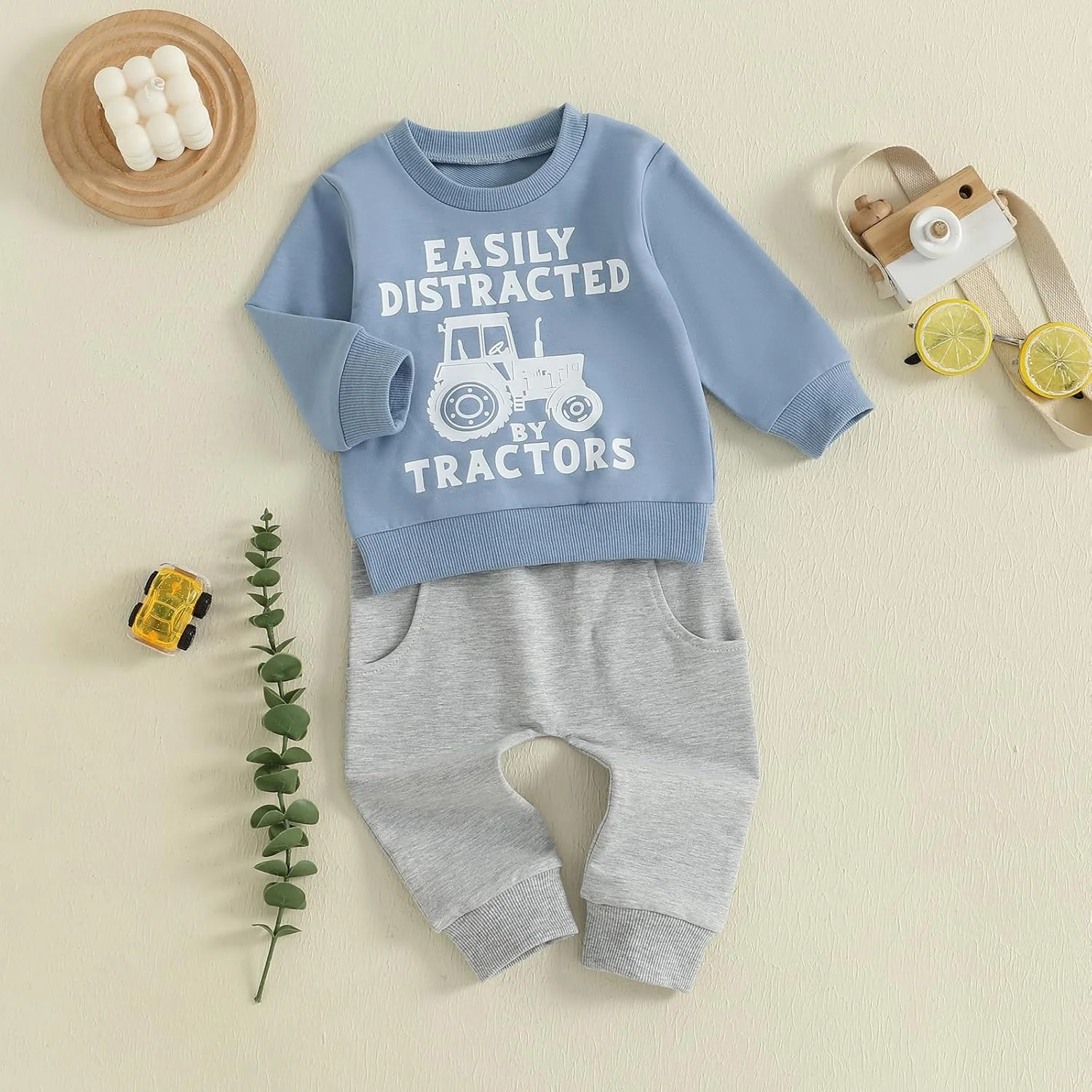 ست لباس پسرانه بچه نوپا Carolilly، تیشرت آستین بلند با طرح تراکتور و حروف چاپی، بلوز و شلوار کمر کشی ساده، ست 2 تکه لباس پسرانه ست لباس پسرانه بچه نوپا Carolilly، تیشرت آستین بلند با طرح تراکتور و حروف چاپی، بلوز و شلوار کمر کشی ساده، ست 2 تکه لباس پسرانه