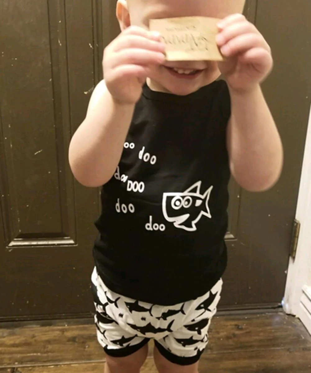 ست لباس نوزادی پسرانه و دخترانه طرح کوسه و دودو، تاپ و شلوارک آستین حلقه ای نخی مناسب فصل تابستان