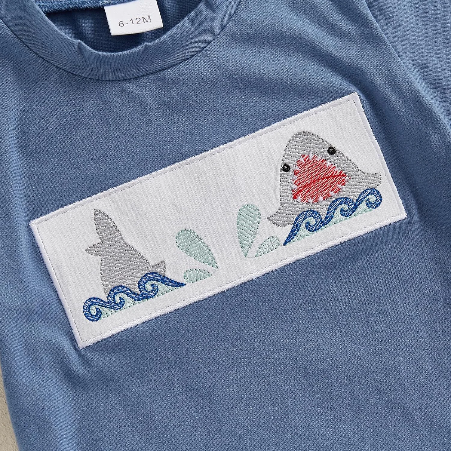 لباس تابستانی پسرانه، تیشرت آستین کوتاه با طرح گلدوزی ماشین و ماهی به همراه شلوارک راه راه، ست دو تکه