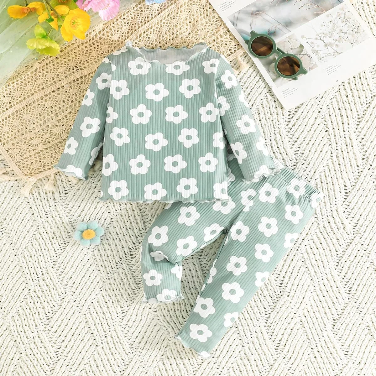 ست لباس نوزاد دخترانه شامل ۴ تکه، تی‌شرت آستین بلند طرح‌دار و شلوار کبریتی لبه چین‌دار