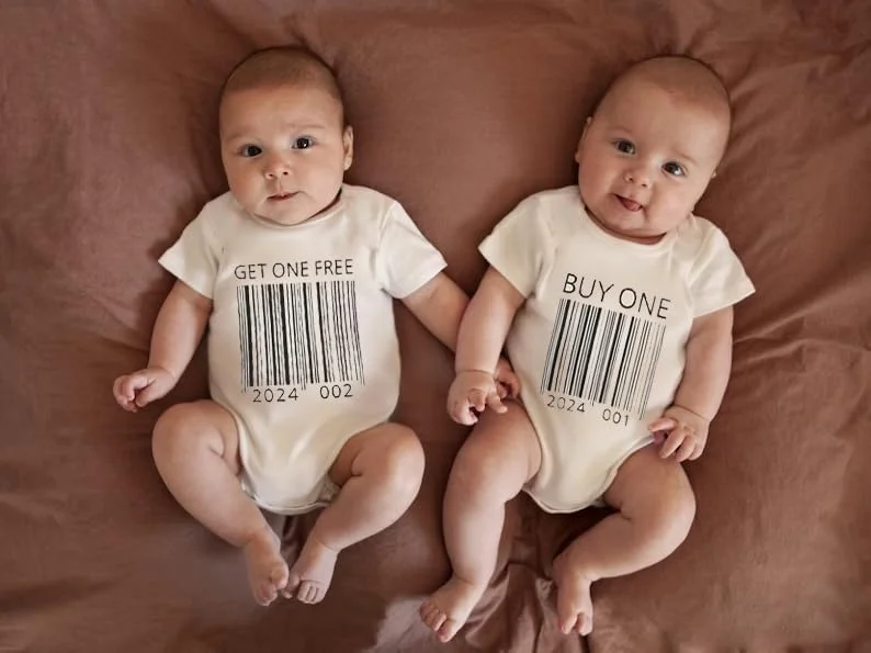 ست لباس دوقلو نوزادی پسرانه و دخترانه، رامپر حباب دار با طرح حروف، آستین کوتاه، تیشرت، لباس تابستانی