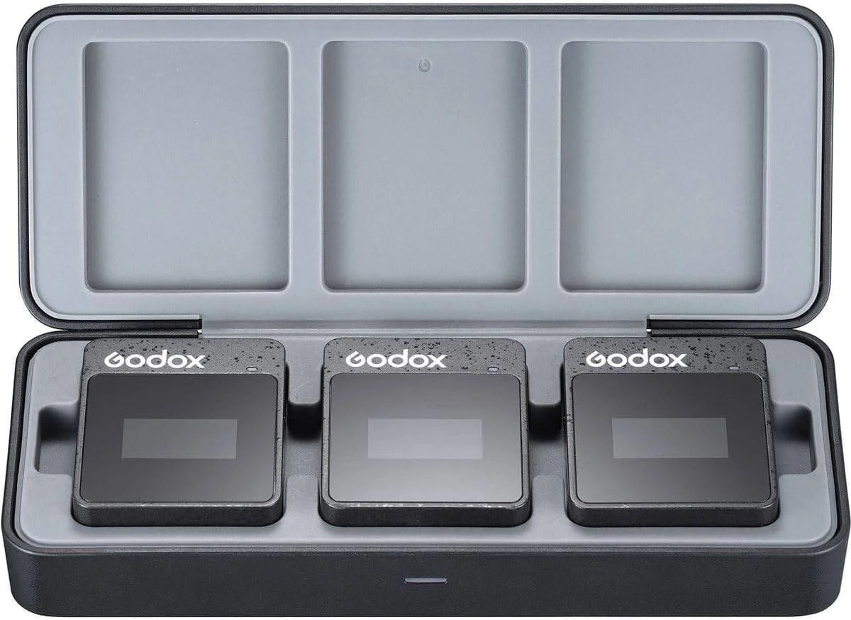 میکروفون یقه‌ای بی‌سیم 2.4 گیگاهرتزی گودکس مدل MoveLink M2 II (شامل 2 فرستنده + 1 گیرنده + جعبه شارژ)، برد 100 متری، میکروفون با قابلیت حذف نویز، میکروفون بی‌سیم برای کامپیوتر، ضبط مصاحبه، ولاگ تیک‌تاک