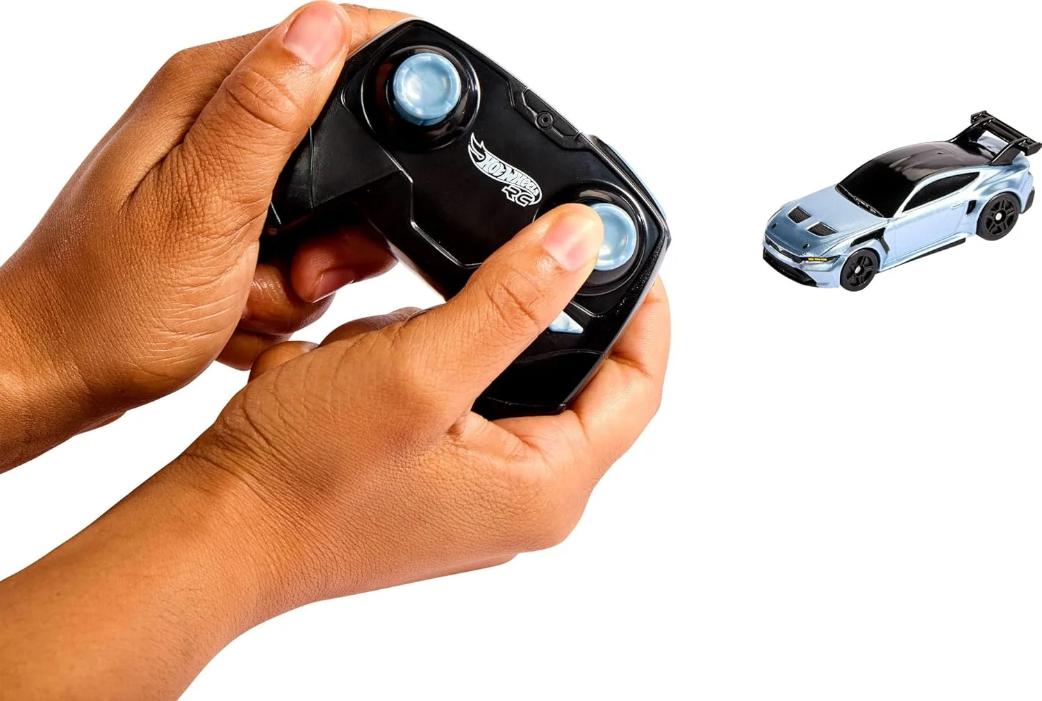 ماشین اسباب بازی کنترلی هات ویلز، فورد موستانگ با مقیاس 1:64 و کنترل از راه دور کامل، دکمه تقویت کننده برای مسابقه و انجام حرکات نمایشی در داخل و خارج از پیست، شارژ با کابل USB