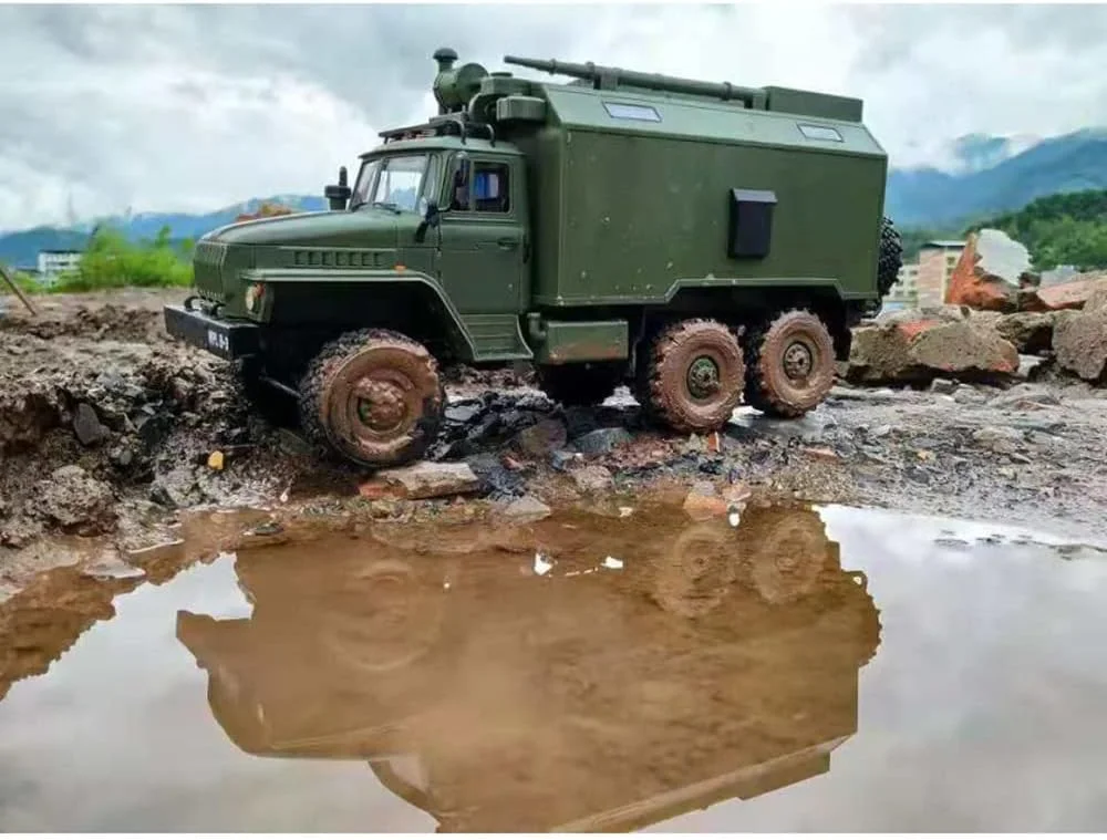 ماشین های کنترلی، ماشین کنترلی تمام زمینی در مقیاس 1:16، کامیون نظامی کنترلی شبیه سازی شده 6WD 2.4 گیگاهرتزی با چراغ LED و شاسی آلیاژی، هدیه کریسمس برای کودکان و بزرگسالان