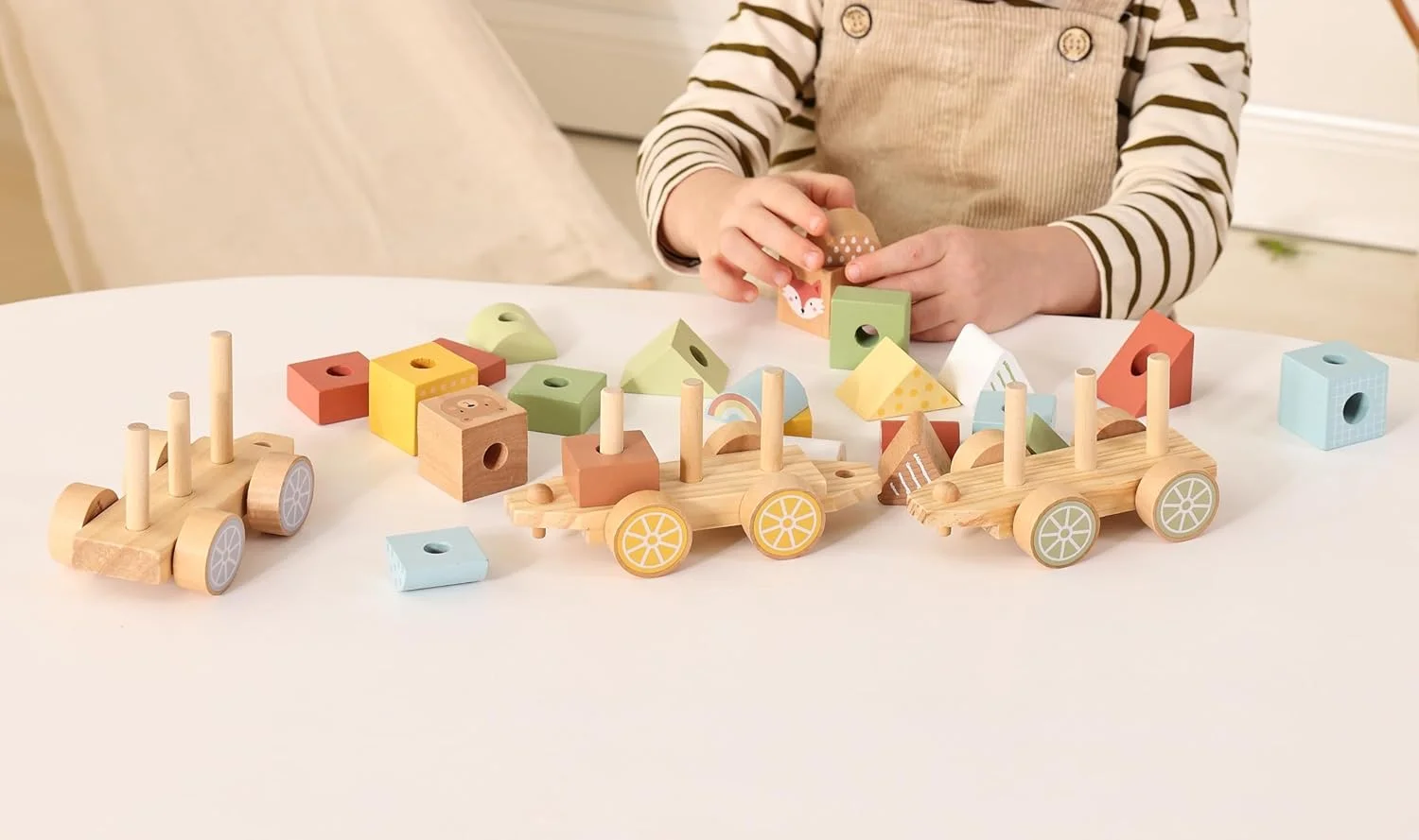 قطار چوبی چیدنی با 22 بلوک و اشکال چیدنی چاپی زیبا. هدیه برای نوزاد و کودک نوپا 18 ماهه به بالا. اسباب بازی قطار چوبی برای پسران، دختران، کودکان نوپا. اسباب بازی چیدنی مونته سوری