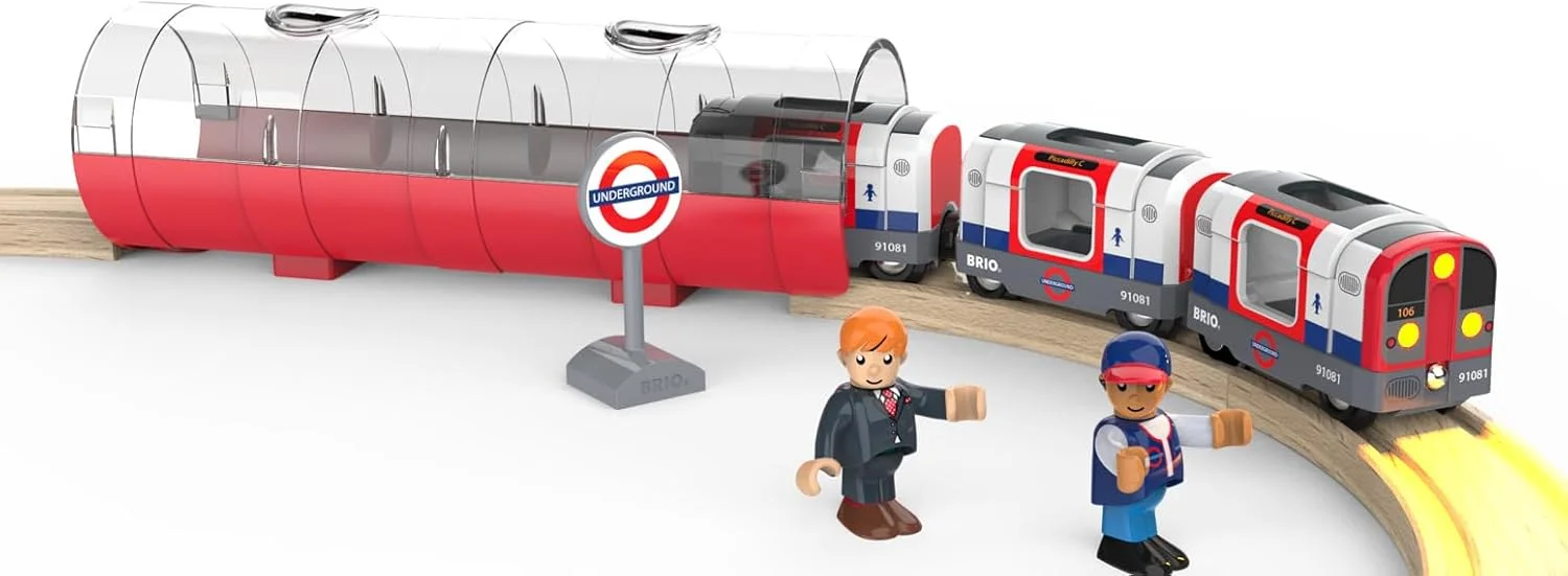 ست قطار متروی لندن BRIO مدل 36085 – اسباب بازی متروی بریتانیایی نمادین با تونل، چراغ ها، صداها و آدمک ها – سازگار با راه آهن چوبی – 3 سال به بالا
