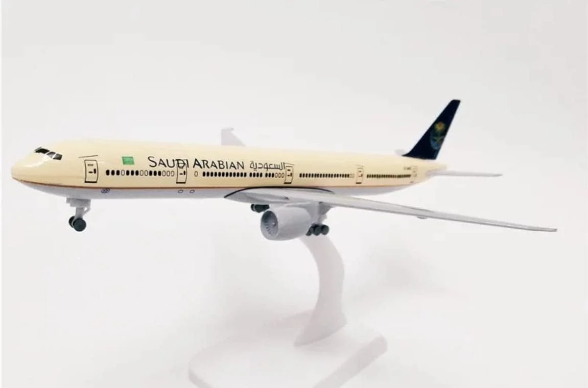 مدل فلزی هواپیمای بوئینگ 777 سعودی، 20 سانتی‌متری، مدل هواپیما، دکوراسیون استاتیک، مدل خطوط هوایی با چرخ