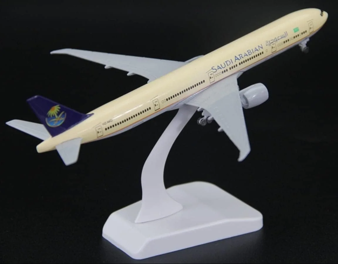 مدل فلزی هواپیمای بوئینگ 777 سعودی، 20 سانتی‌متری، مدل هواپیما، دکوراسیون استاتیک، مدل خطوط هوایی با چرخ