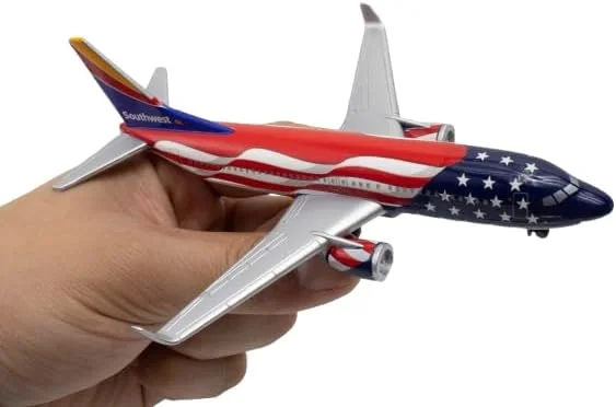 مجموعه 25 تکه فرودگاه جنوب غربی دارون شامل هواپیماهای فلزی و پلاستیکی دایکاست، وسایل نقلیه و لوازم جانبی، اسباب بازی و کلکسیونی، مناسب برای سنین 3 سال به بالا