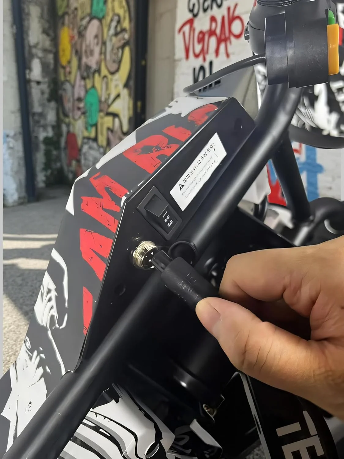 سه چرخه دریفت برقی برای کودکان - چرخ جلوی موتوری 8 اینچی | چرخ های دریفت عقب PU | چراغ های LED | سرعت متغیر - اسباب بازی سواری برای پسران و دختران 8-14 ساله (عنکبوت آبی)