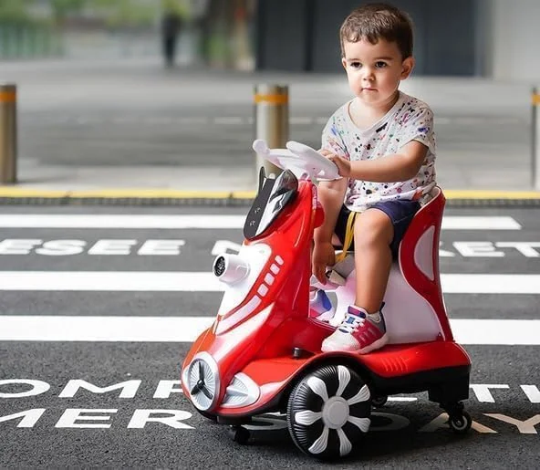 ماشین کودک چهار چرخ برقی با قابلیت حباب ساز | چرخش 360 درجه | چراغ های LED جذاب | کمربند ایمنی راحت و مطمئن | TM010 (قرمز)