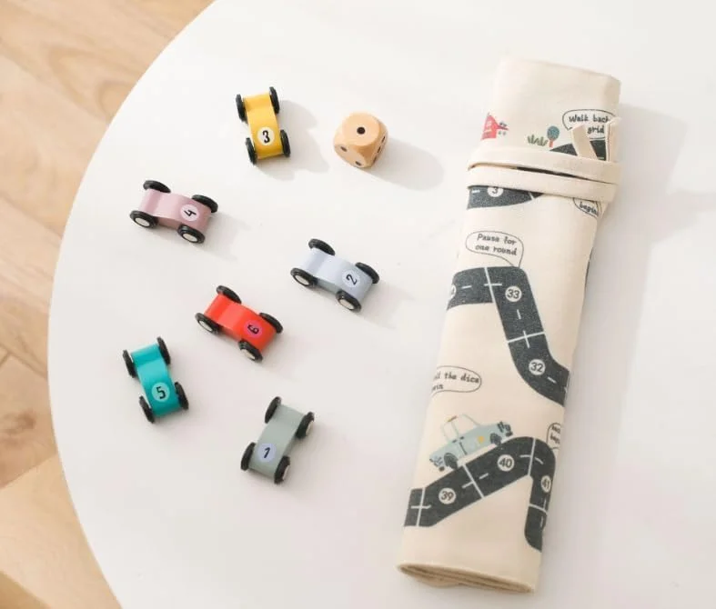 مجموعه اسباب بازی ماشین بوم نقاشی، مجموعه پیست مسابقه ماشین های اسباب بازی بوم نقاشی برای پسران، بازی سفر ماجراجویی تعاملی والدین و کودک نقشه جاده با ماشین، نقشه بوم ماشین کارتونی چوبی (1 عدد)