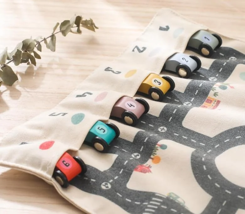 مجموعه اسباب بازی ماشین بوم نقاشی، مجموعه پیست مسابقه ماشین های اسباب بازی بوم نقاشی برای پسران، بازی سفر ماجراجویی تعاملی والدین و کودک نقشه جاده با ماشین، نقشه بوم ماشین کارتونی چوبی (1 عدد)