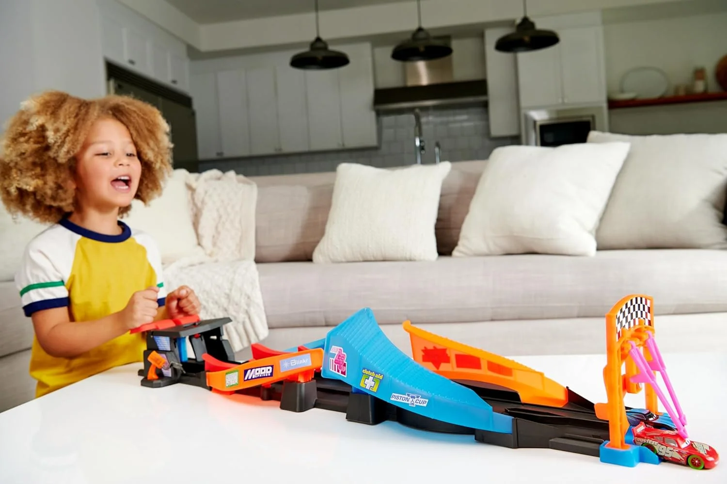 ست پیست مسابقه ای درخشان ماشین های دیزنی پیکسار مدل HPD80 متل، شامل دو ماشین لایتنینگ مک کوئین و جکسون استورم، اسباب بازی کودکان بالای 4 سال