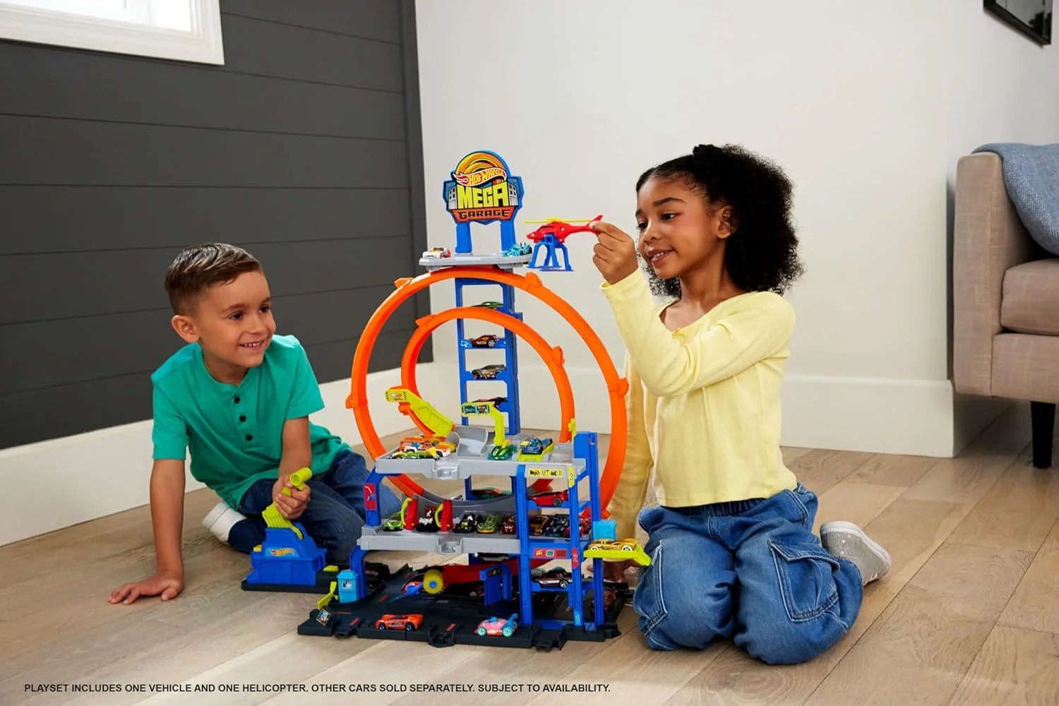 مجموعه پیست ماشین بازی هات ویلز به همراه ماشین دایکست و هلیکوپتر، 2 حلقه، محل نگهداری 36 ماشین با مقیاس 1:64، آداپتورهای اتصال سریع، گاراژ حلقه بزرگ