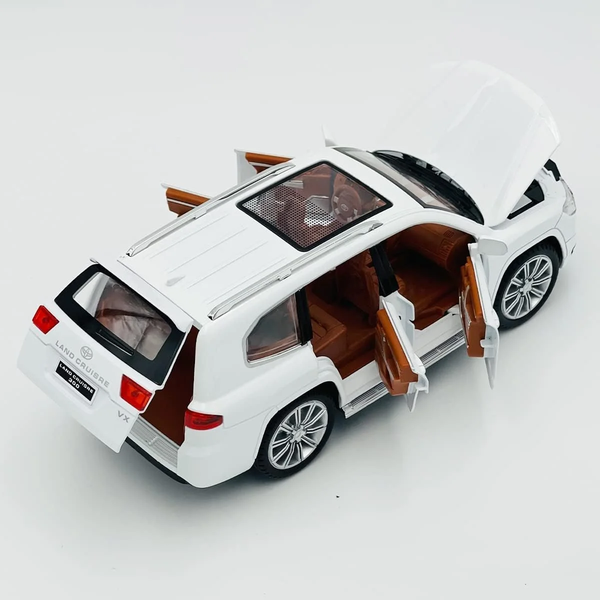 مدل ماشین فلزی تویوتا لندکروزر در مقیاس 1:24 – عقب کش، چراغ دار و صدا دار، مدل شاسی بلند فلزی برای کودکان و کلکسیونرها – اسباب بازی آفرود واقعی (نقره ای)