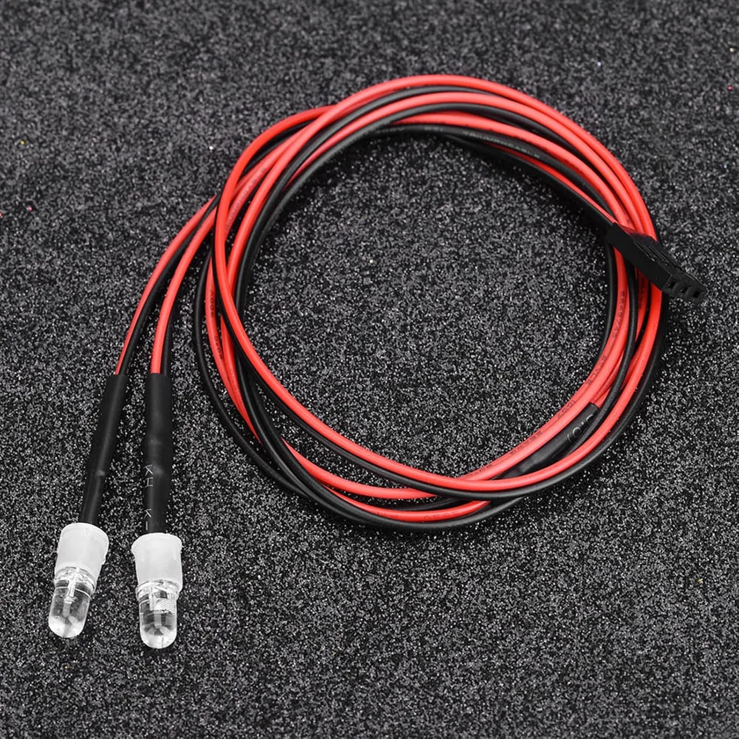 چراغ‌های جلوی آرسی شبیه‌سازی عمومی برای ماشین مدل 1/10، چراغ‌های ال‌ای‌دی با عمر طولانی، سیم مشکی/قرمز، مناسب برای پروژه‌های DIY ماشین آرسی، اندازه ال‌ای‌دی 0.5 سانتی‌متر، بسته 2 عددی چراغ (چراغ قرمز شماره 12)