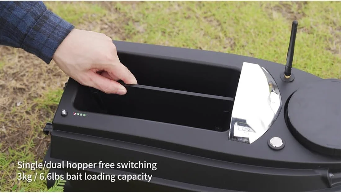 قایق طعمه پاش آرسی جی پی اس دار برای ماهیگیری، برد ۸۰۰ متری با قابلیت کروز هوشمند و بازگشت خودکار، ظرفیت حمل بار ۳ کیلوگرمی، باتری ۲۰۰۰۰ میلی آمپری با ۲-۴ ساعت استفاده برای پخش طعمه در مسافت های طولانی، مناسب برای علاقه مندان به ماهیگیری