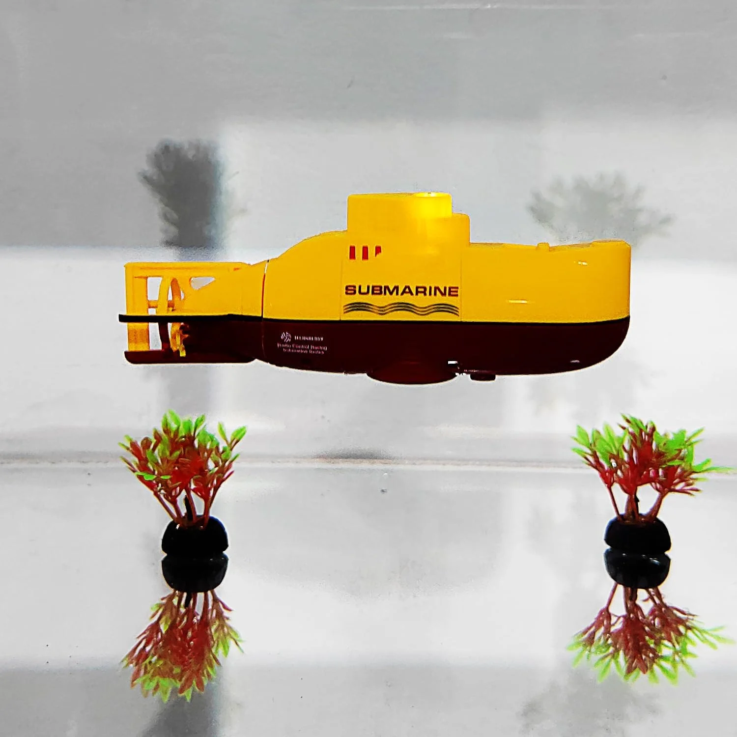 اسباب بازی زیردریایی کنترلی کوچک مدل VARUN eMart، ضد آب، مناسب غواصی در آب، هدیه ای برای کودکان - (زرد) اسباب بازی زیردریایی کنترلی کوچک مدل VARUN eMart، ضد آب، مناسب غواصی در آب، هدیه ای برای کودکان - (زرد)
