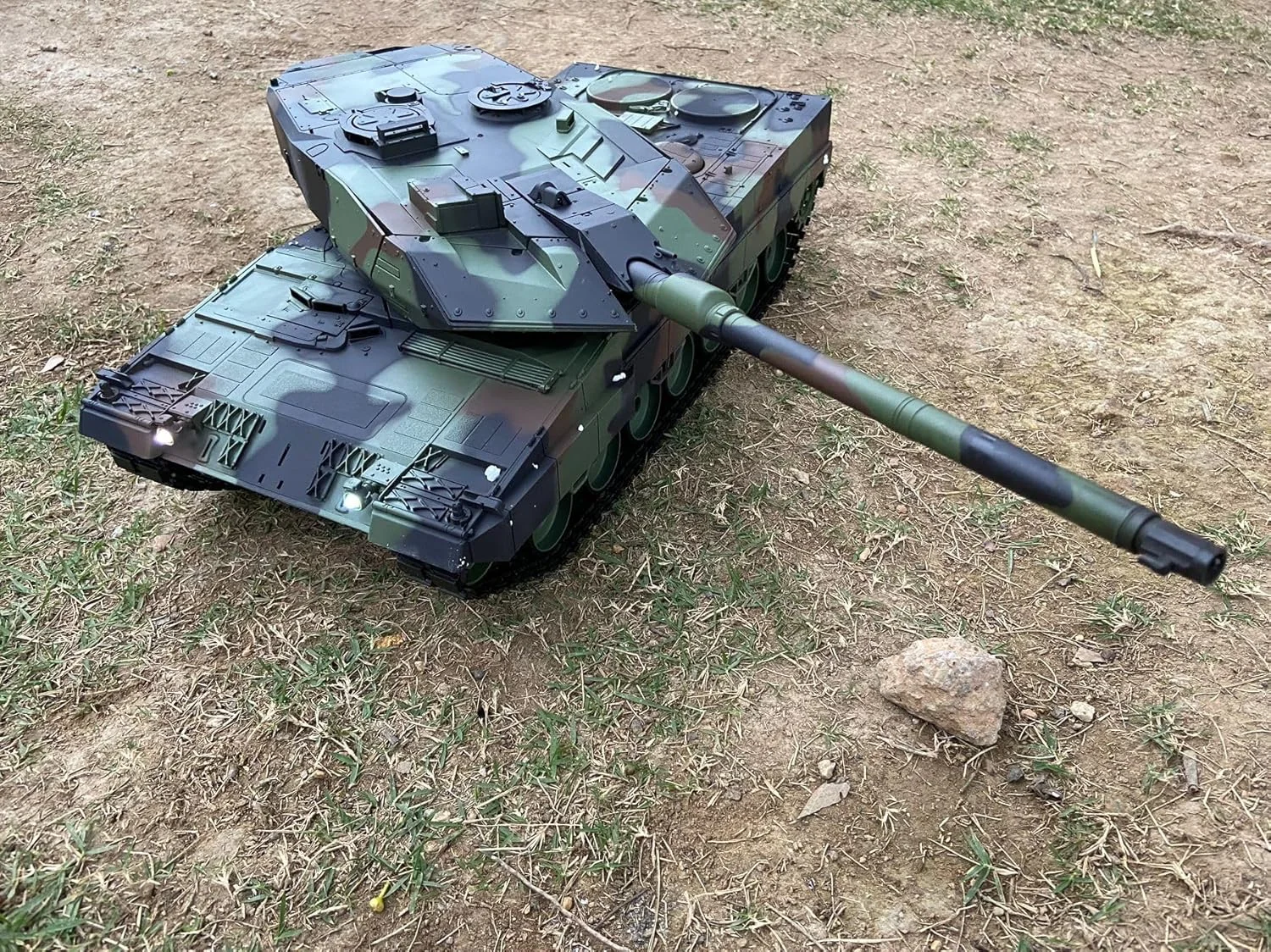 تانک سنگین مدل Leopard 2A6، نسخه جدید 7.0، با ابعاد بزرگ 68.5 سانتی‌متر، تیراندازی مادون قرمز، تانک کنترل از راه دور زنجیری