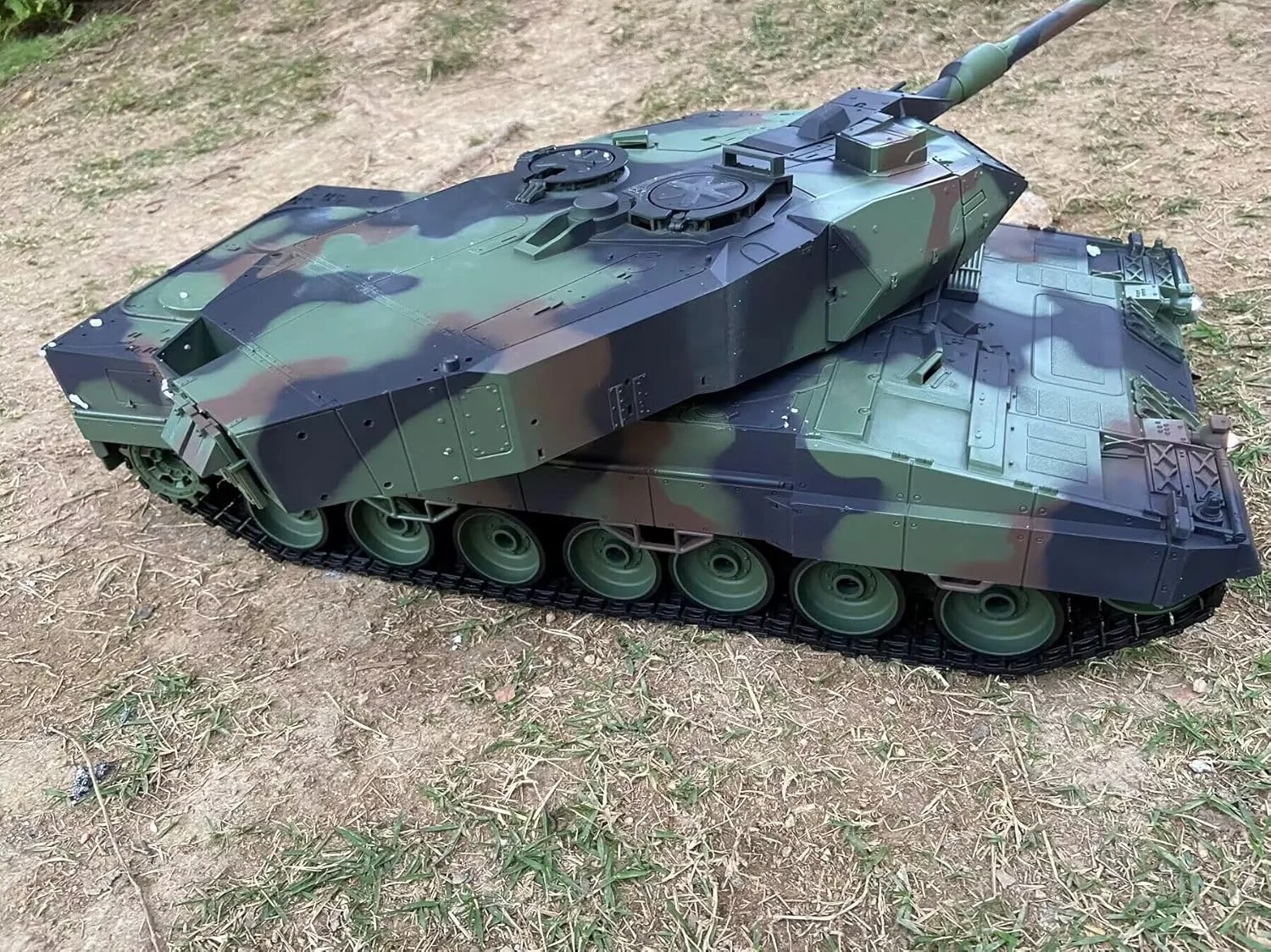 تانک سنگین مدل Leopard 2A6، نسخه جدید 7.0، با ابعاد بزرگ 68.5 سانتی‌متر، تیراندازی مادون قرمز، تانک کنترل از راه دور زنجیری