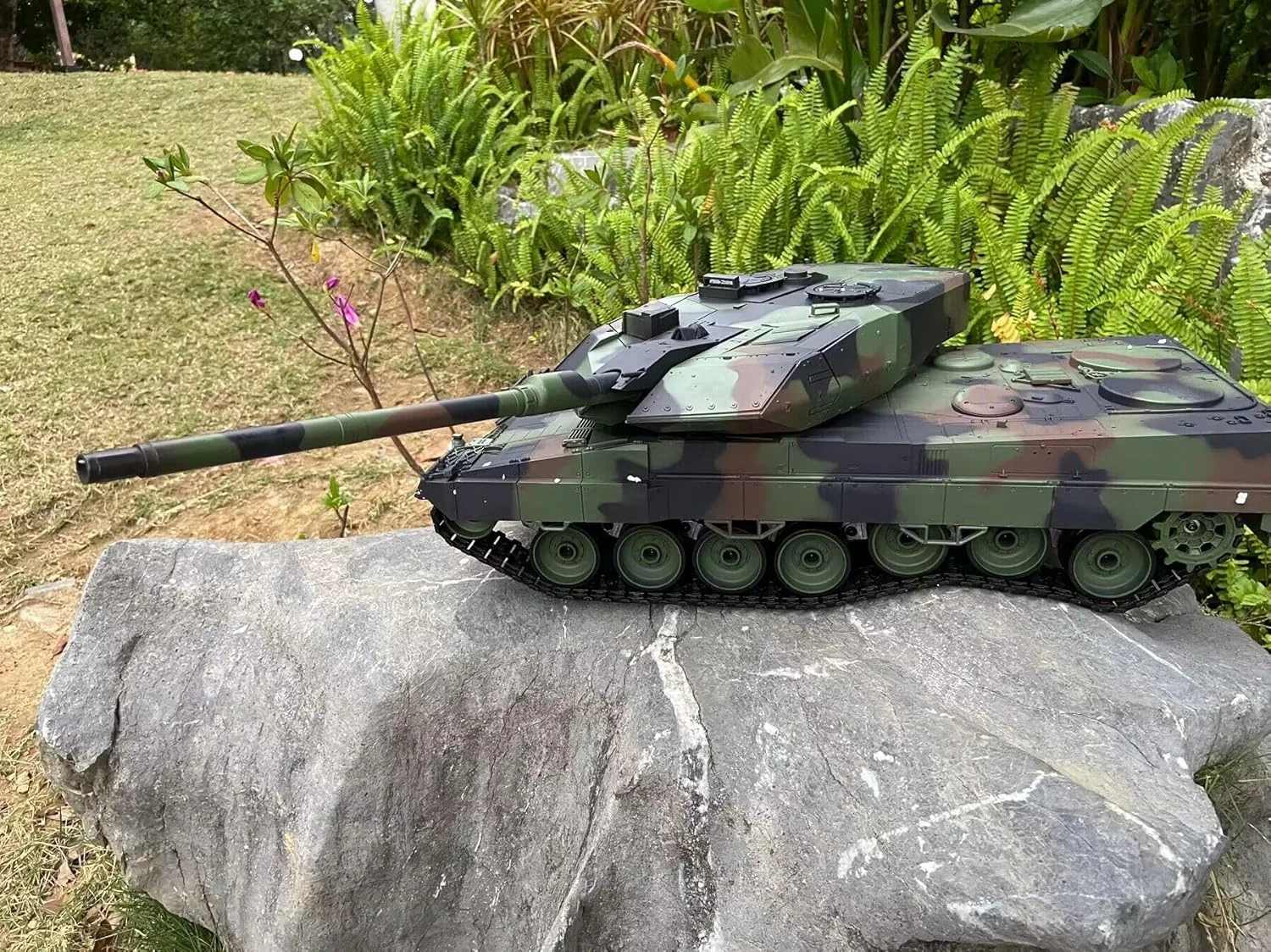 تانک سنگین مدل Leopard 2A6، نسخه جدید 7.0، با ابعاد بزرگ 68.5 سانتی‌متر، تیراندازی مادون قرمز، تانک کنترل از راه دور زنجیری