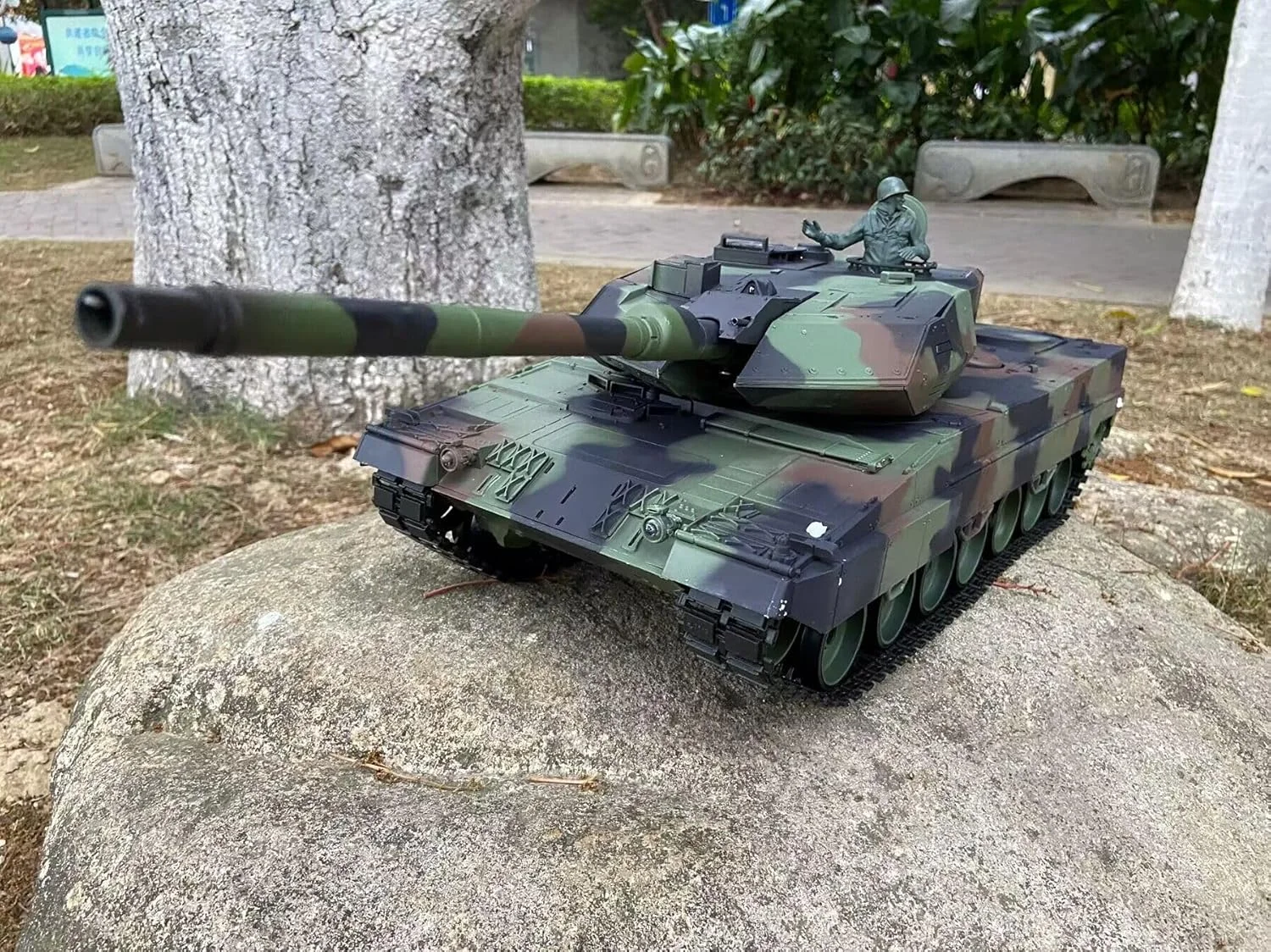 تانک سنگین مدل Leopard 2A6، نسخه جدید 7.0، با ابعاد بزرگ 68.5 سانتی متر، قابلیت تیراندازی مادون قرمز، تانک کنترلی با زنجیر