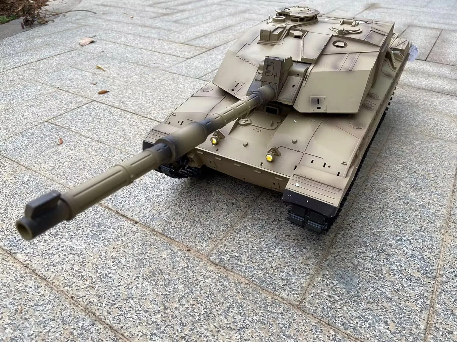 تانک کنترلی مدل چلنجر مدرن با طرح استتار صحرایی، سایز بزرگ 72 سانتی‌متری، مقیاس 1:16، نسخه 7.0