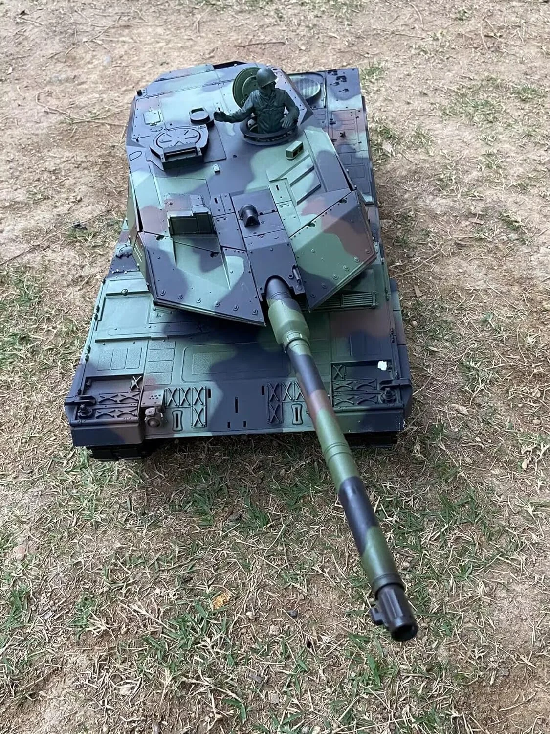 تانک سنگین مدل Leopard 2A6، نسخه جدید 7.0، با ابعاد بزرگ 68.5 سانتی متر، قابلیت تیراندازی مادون قرمز، تانک کنترلی با زنجیر