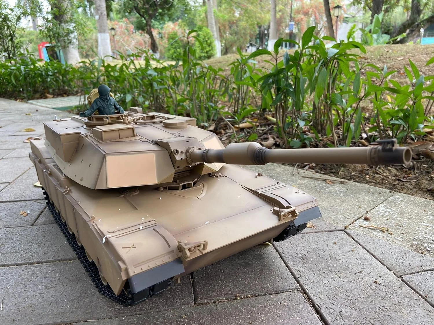 تانک کنترلی مدل M1A2 طرح استتار صحرایی، سایز بزرگ 62 سانتی‌متری، مقیاس 1:16 (نسخه ارتقا یافته)
