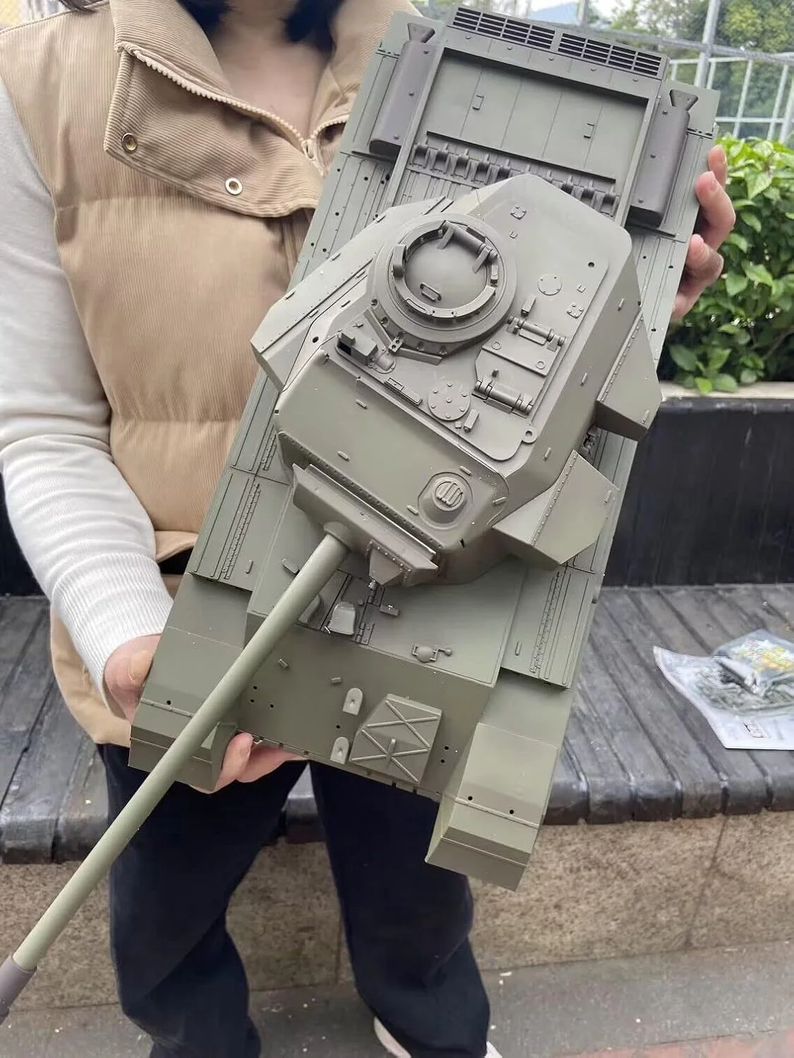 تانک کنترلی بسیار بزرگ مدل MK 5 با طول 61 سانتی متر (شامل لوله تفنگ)، تانک سنگین کنترلی، لوله تفنگ برقی قابلیت پرتاب مدل تانک را دارد