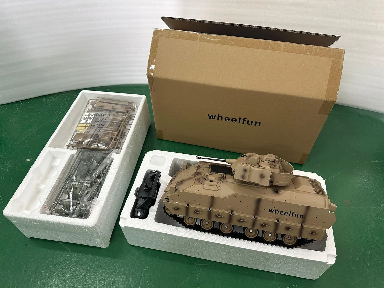 مدل مکانیکی تانک کنترلی M2A2 Bradley مقیاس 1/16 با سیستم مادون قرمز و لگد لوله، مدل اسباب بازی الکتریکی بدون تیراندازی