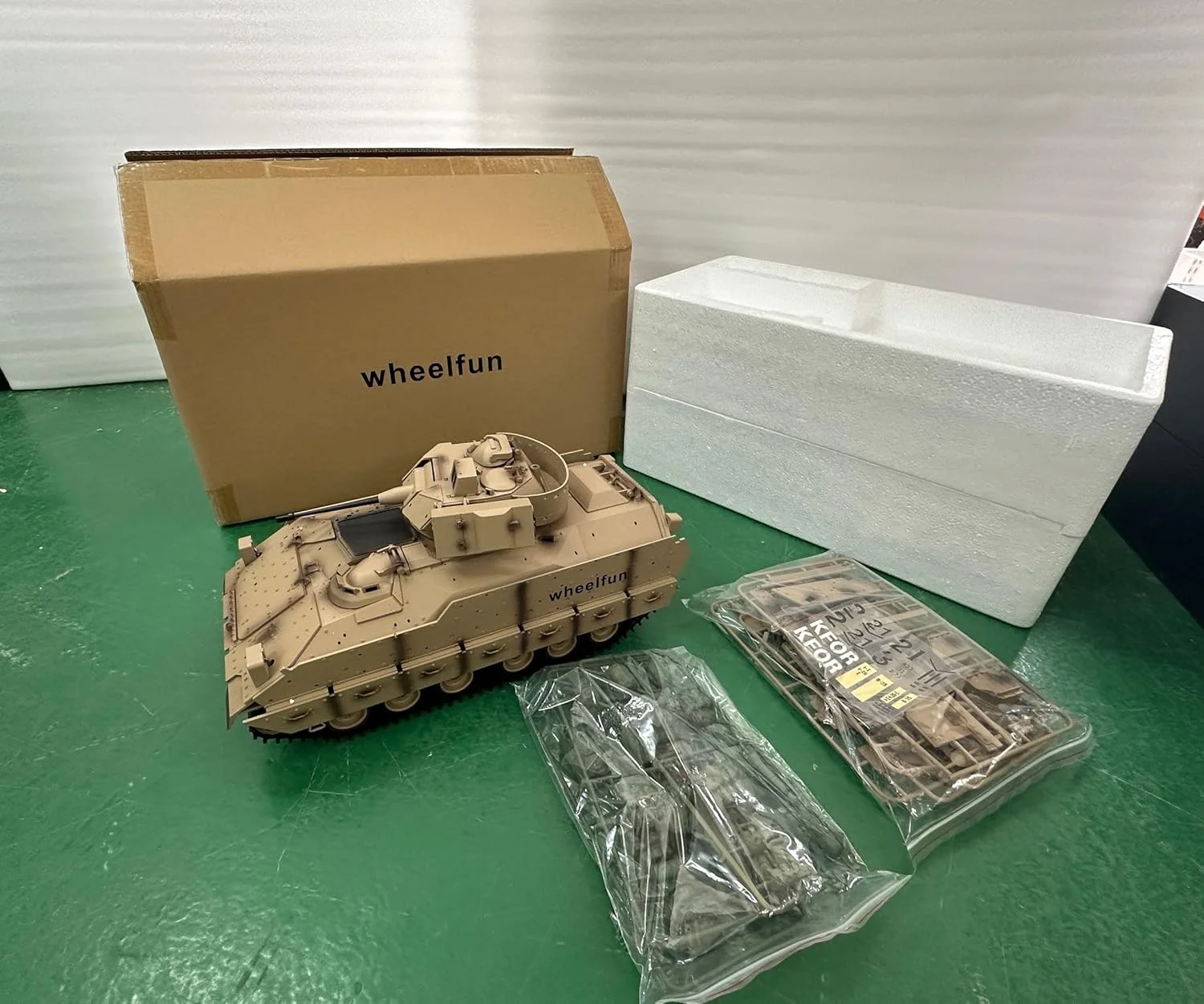 مدل مکانیکی تانک کنترلی M2A2 Bradley مقیاس 1/16 با سیستم مادون قرمز و لگد لوله، مدل اسباب بازی الکتریکی بدون تیراندازی